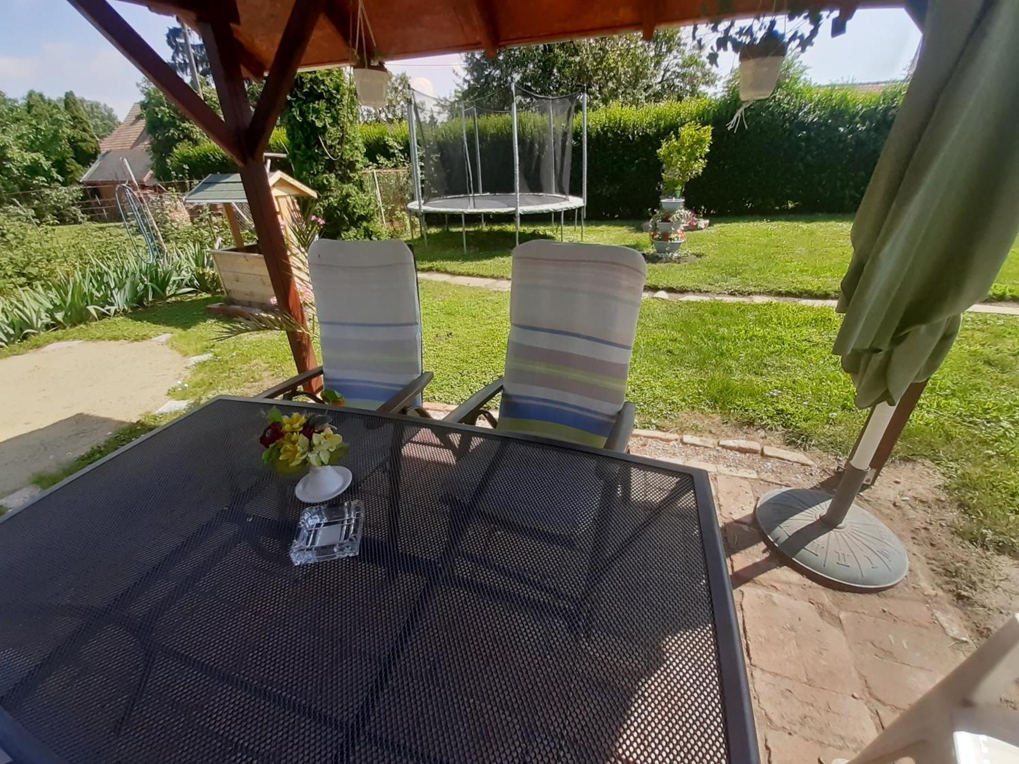 Livi Apartman Merevfalu Kerti Medencevel Fonyod Exterior photo